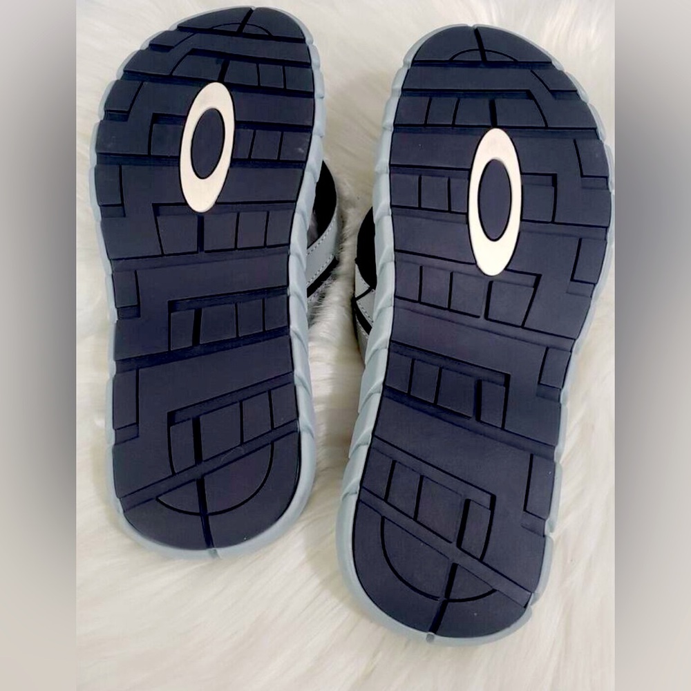 NEW WITH TAGS Oakley Men's Operative Sandals 2.0 Grey 13477-22Y Flip Flop Slides